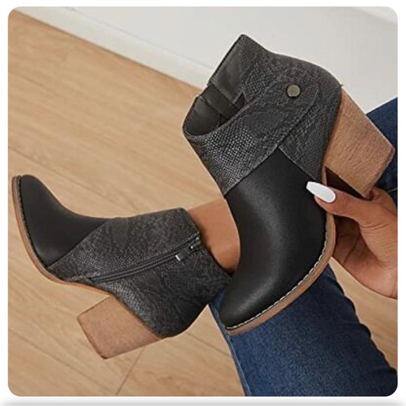 TINSTREE Women's Point Toe Ankle Boots - Picture 1 of 8